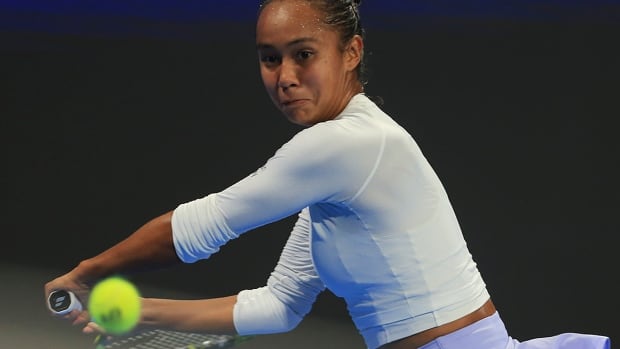 Leylah Fernandez loses Round 2 match in straight sets at Dubai Tennis Championship [Video]