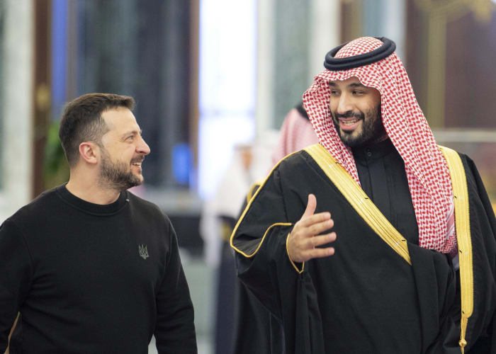 Ukrainian President Zelenskyy lands in Saudi Arabia to push for peace and a POW exchange with Russia [Video]