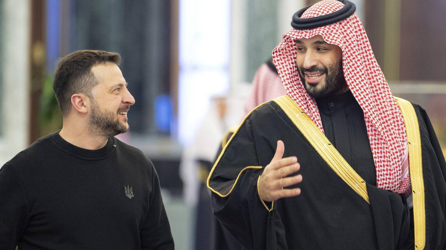 Ukrainian President Zelenskyy lands in Saudi Arabia to push for peace and a POW exchange with Russia  WSOC TV [Video]