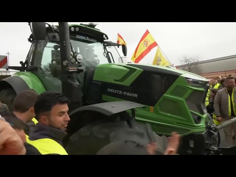 French farmers stage rally in Paris at opening of International Agricultural Show [Video]