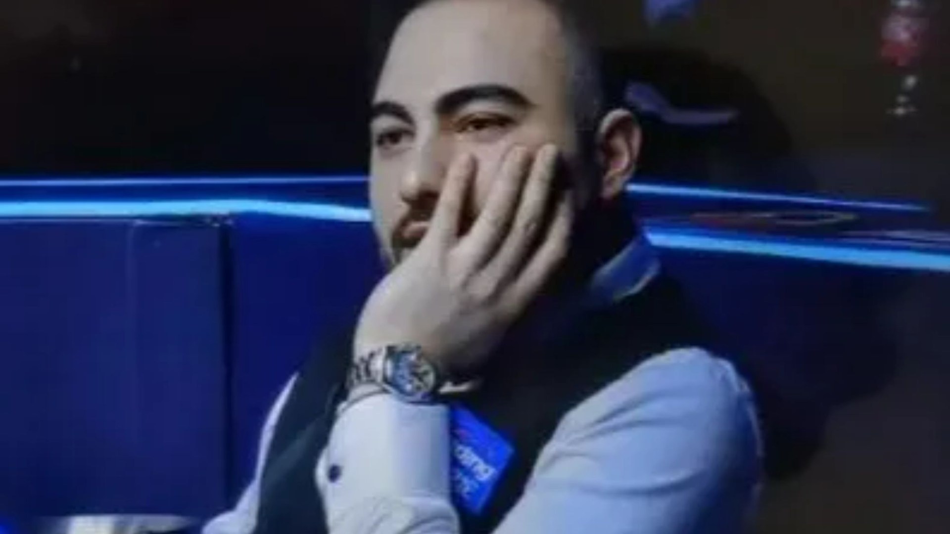 ‘I’ve seen nothing like that,’ cries commentator at snooker star’s error before bouncing back to beat Ronnie O’Sullivan [Video]