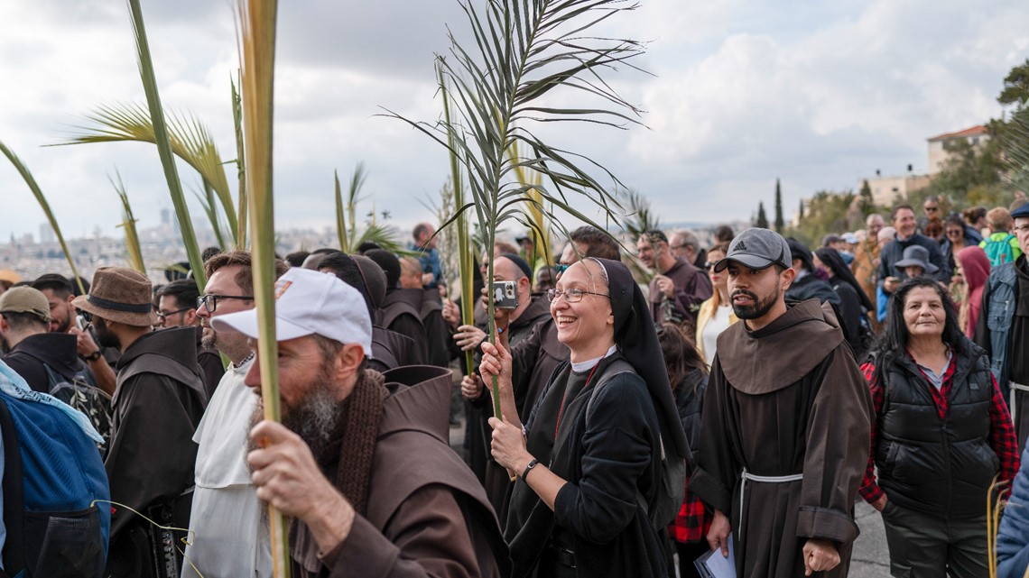 Thousands of faithful attend Palm Sunday celebrations in Israel [Video]