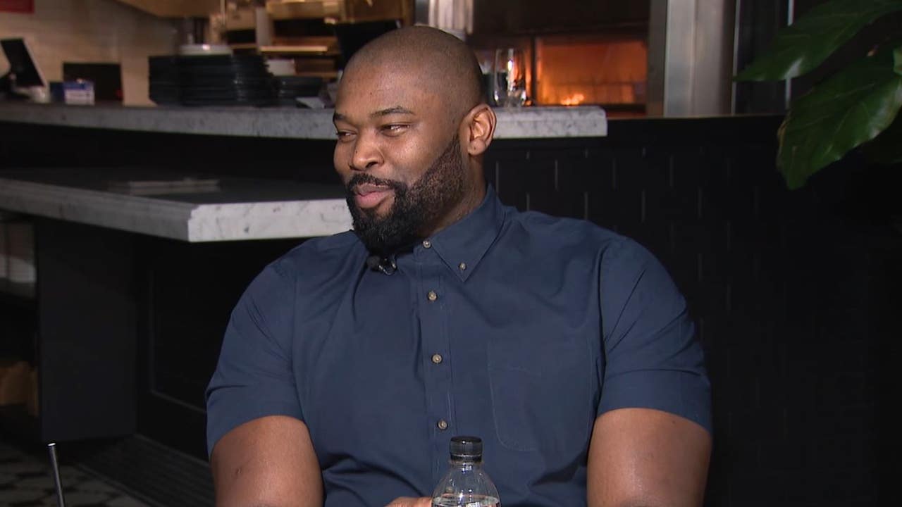 FOX 32’s Tina Nguyen’s full interview with former Chicago Bear and restaurateur Israel Idonije [Video]