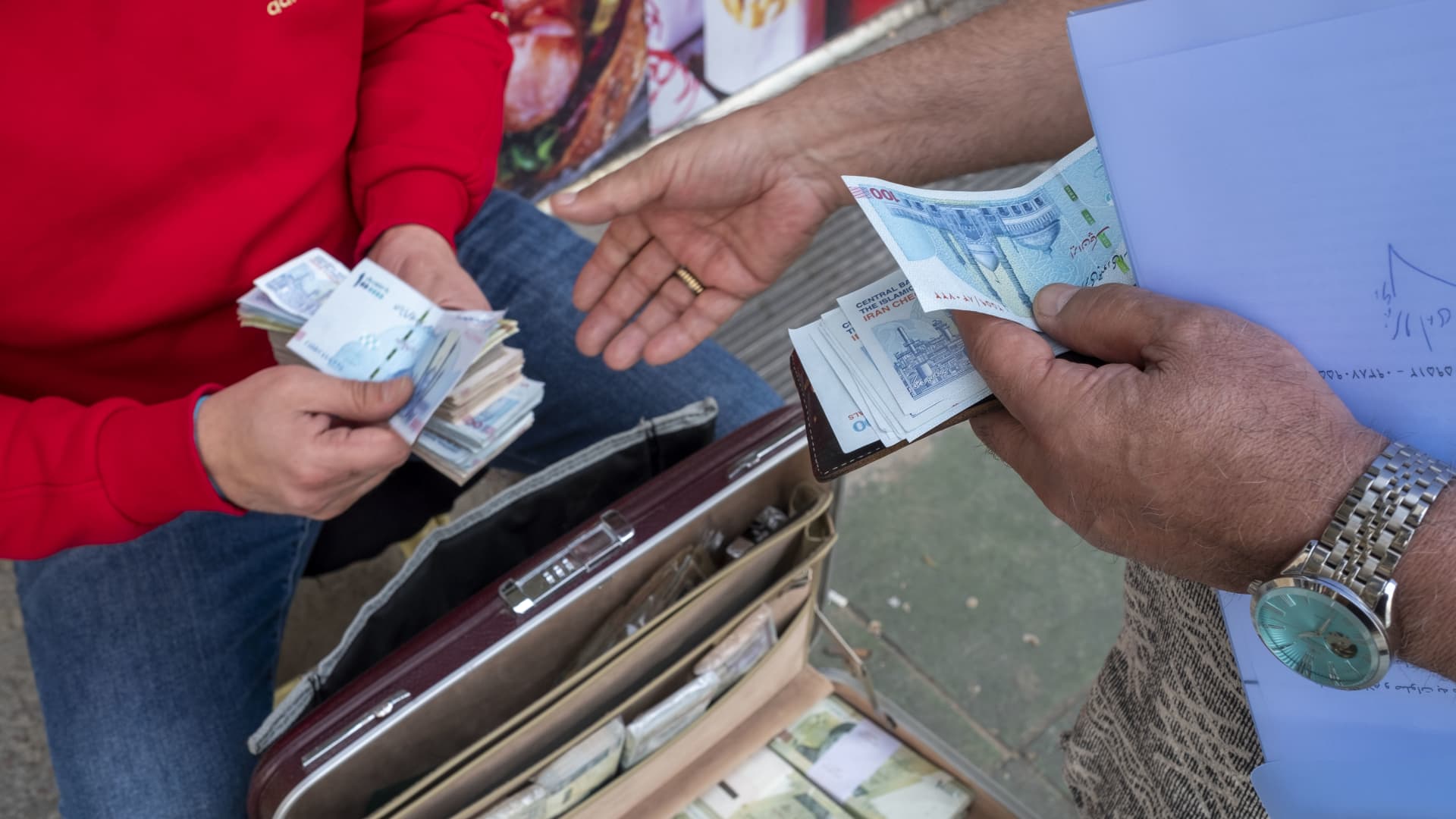 Iran’s rial plunges to record low against dollar after Israel strikes [Video]