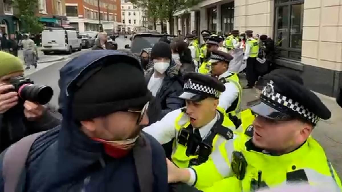 Pro-Palestine demonstrators clash with police in ‘economic blockades’ in Mayfair and Kent targeting property which rents buildings to Israeli defence contractor [Video]