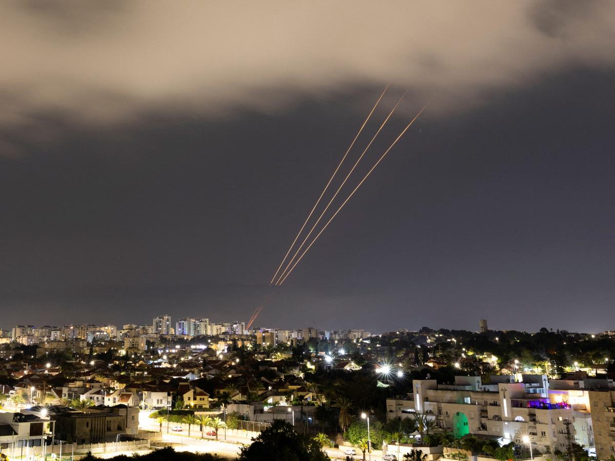 Iran’s aerial attack on Israel was based on Russian tactics in Ukraine, war experts say [Video]