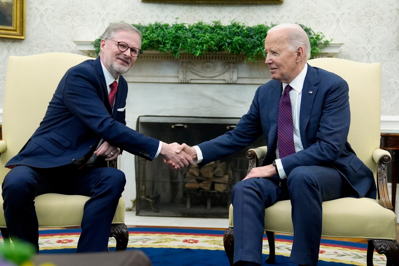 Biden hosts Czech leader at White House to promote Ukraine aid amid holdup in Congress | KLRT [Video]