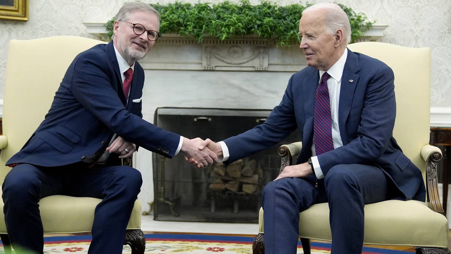 Biden hosts Czech leader at White House to promote Ukraine aid amid holdup in Congress  WSOC TV [Video]