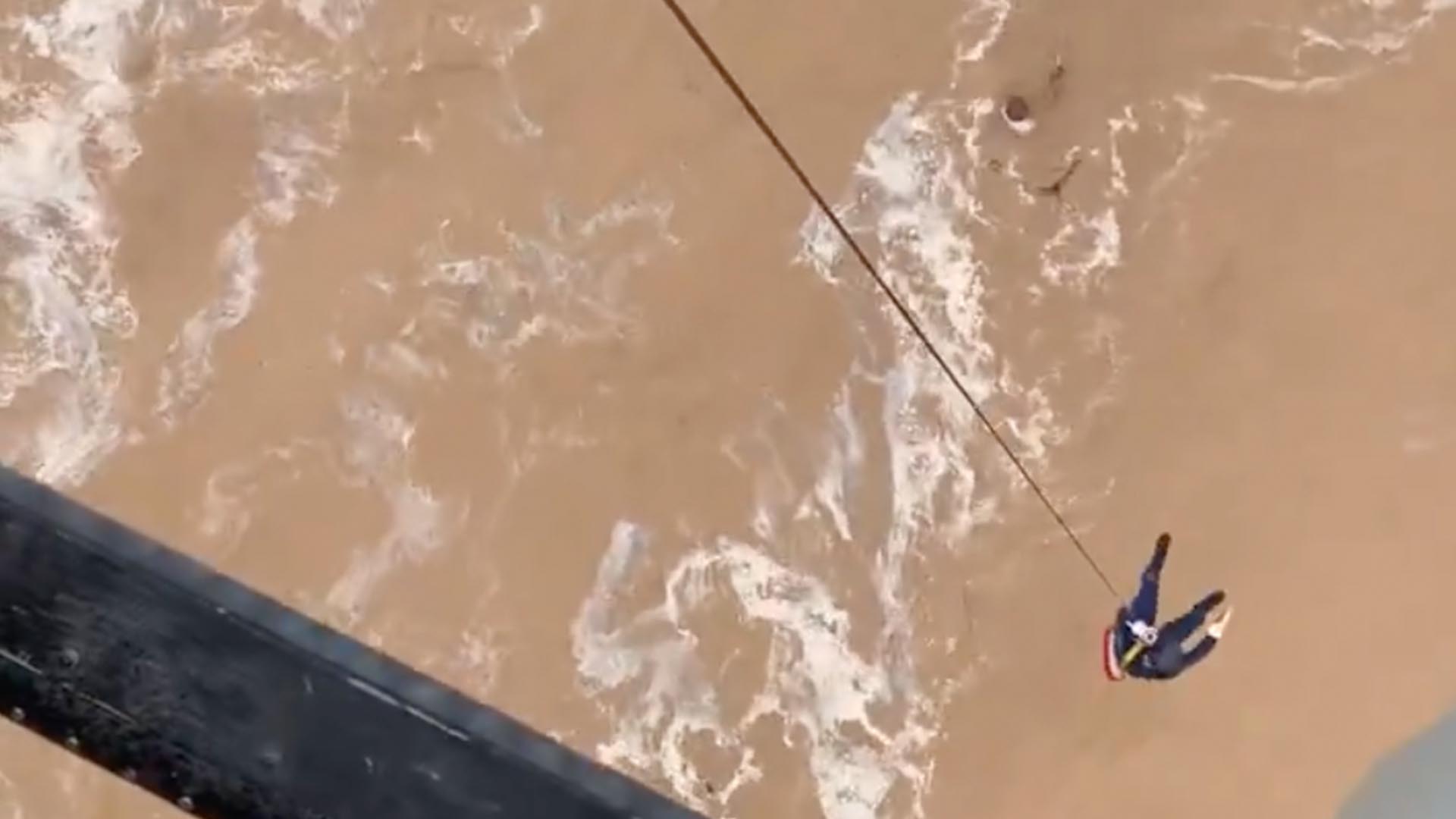 Aerial rescues in Oman save dozens from flash floods | Floods [Video]