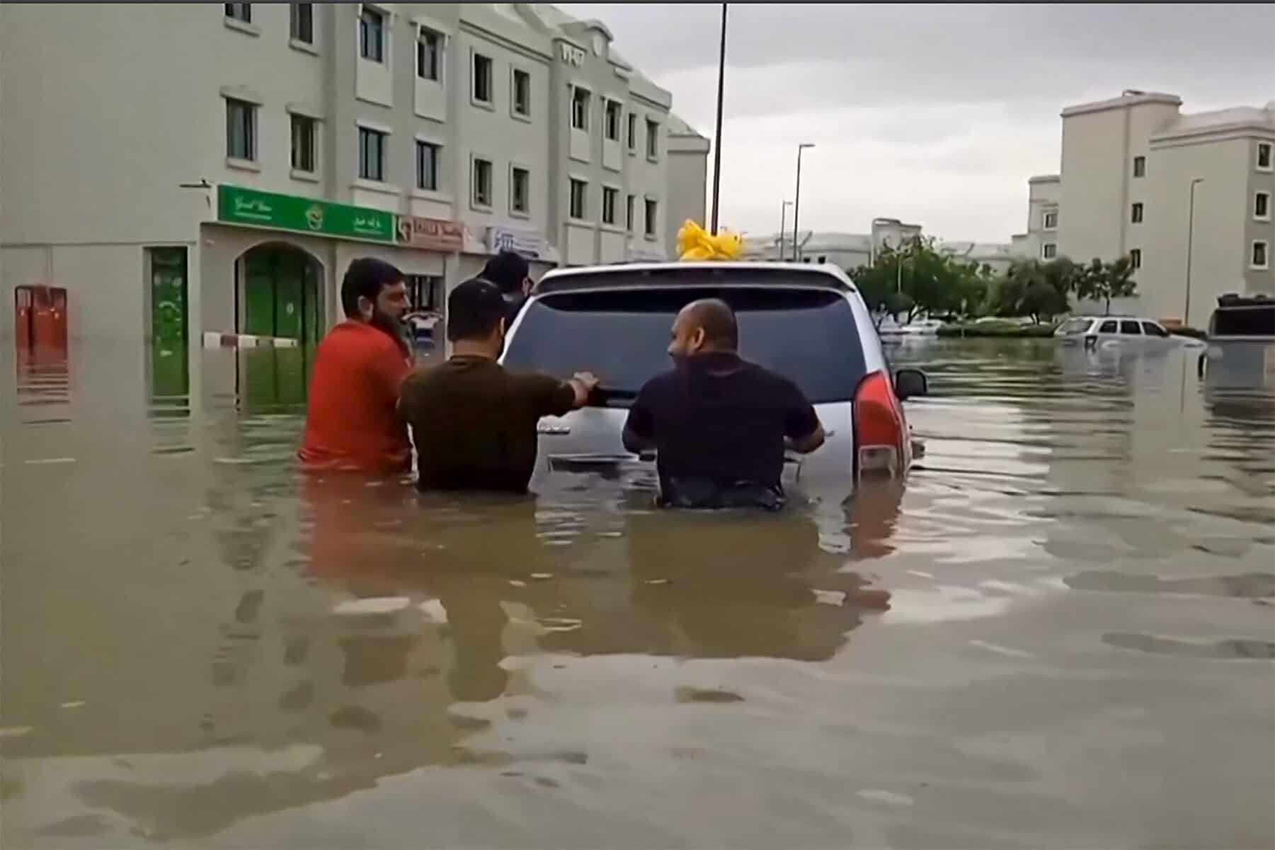 Dubai floods cause huge tailbacks along six-lane expressways [Video]