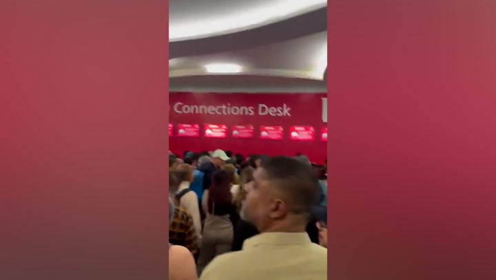 Flood chaos as tourists swamp Dubai airport: Dont come | News [Video]
