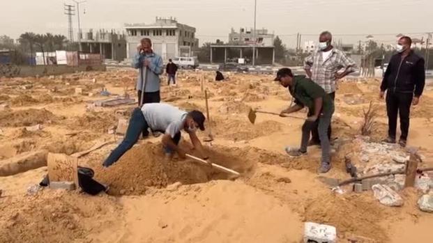 Palestinians in Khan Younis Unearth Graves in Search for Loved Ones Buried in Makeshift Cemetery [Video]