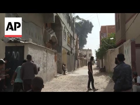 Palestinians evacuate area of Rafah just before Israeli airstrike [Video]