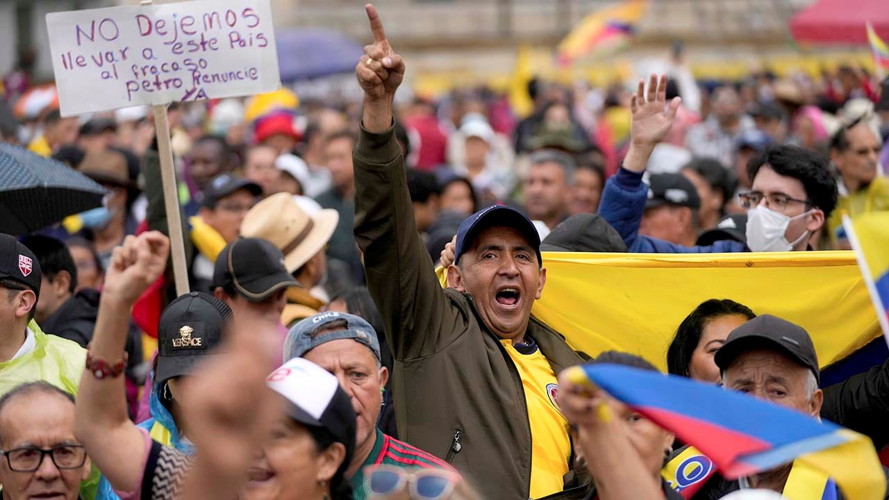 Tens of thousands of Colombians protest against leftist president’s agenda [Video]