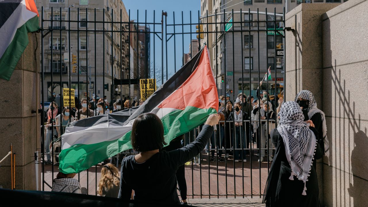 Columbia Holds Classes Virtually as Israel-Hamas Protests Persist [Video]