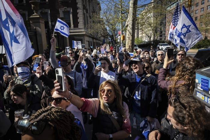 Pro-Palestinian protests sweep US college campuses following mass arrests at Columbia [Video]
