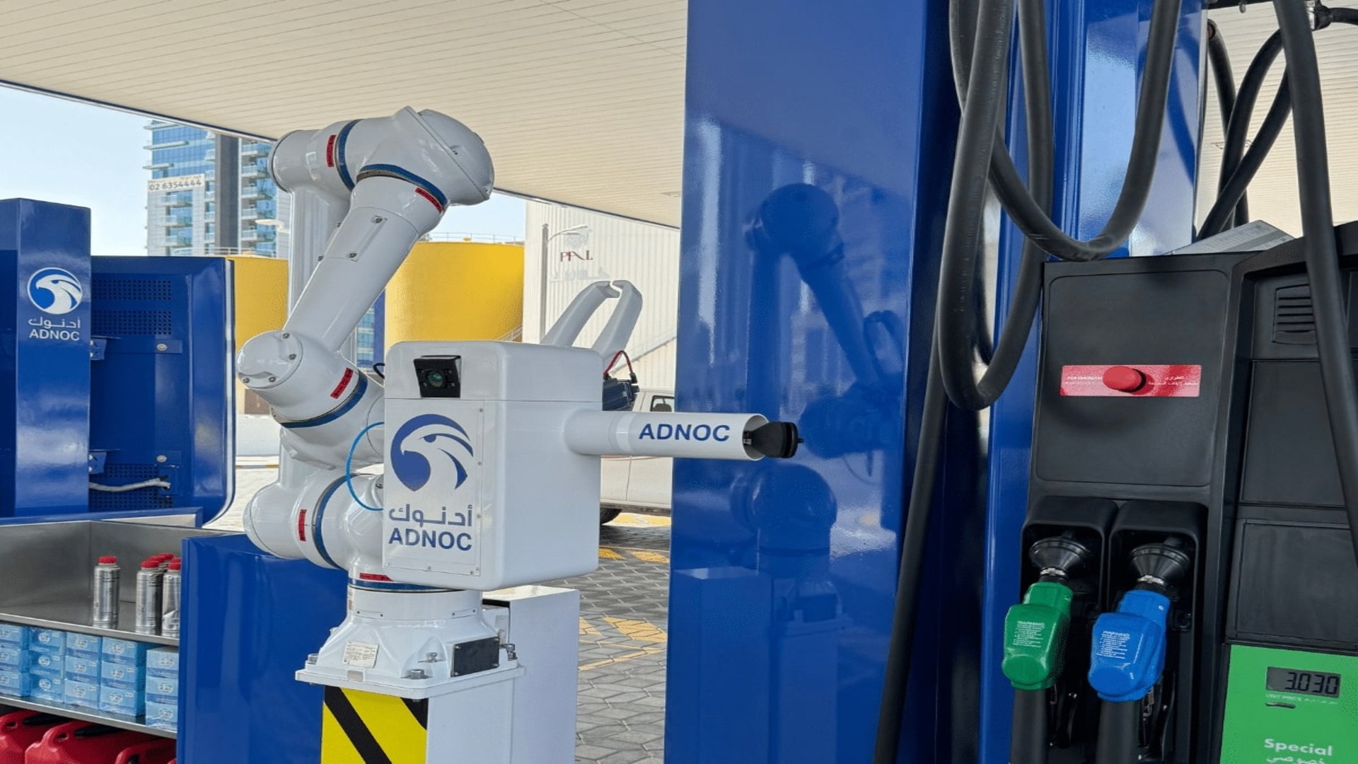 The robotic arm takes over UAE gas stations [Video]