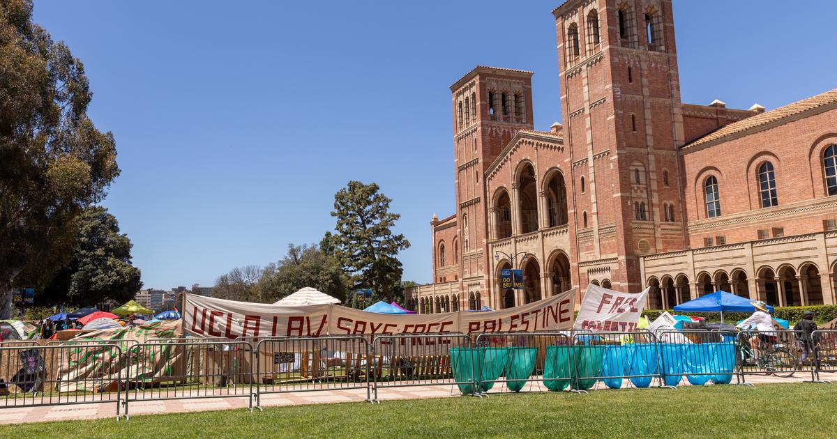 Violence breaks out at dueling pro-Israel and pro-Palestine protests on UCLA campus [Video]