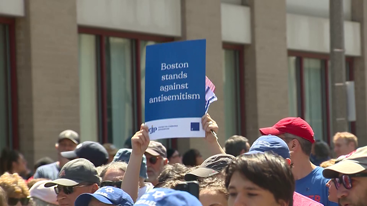 Rally held to support Jewish students; pro-Palestinian encampments stay [Video]