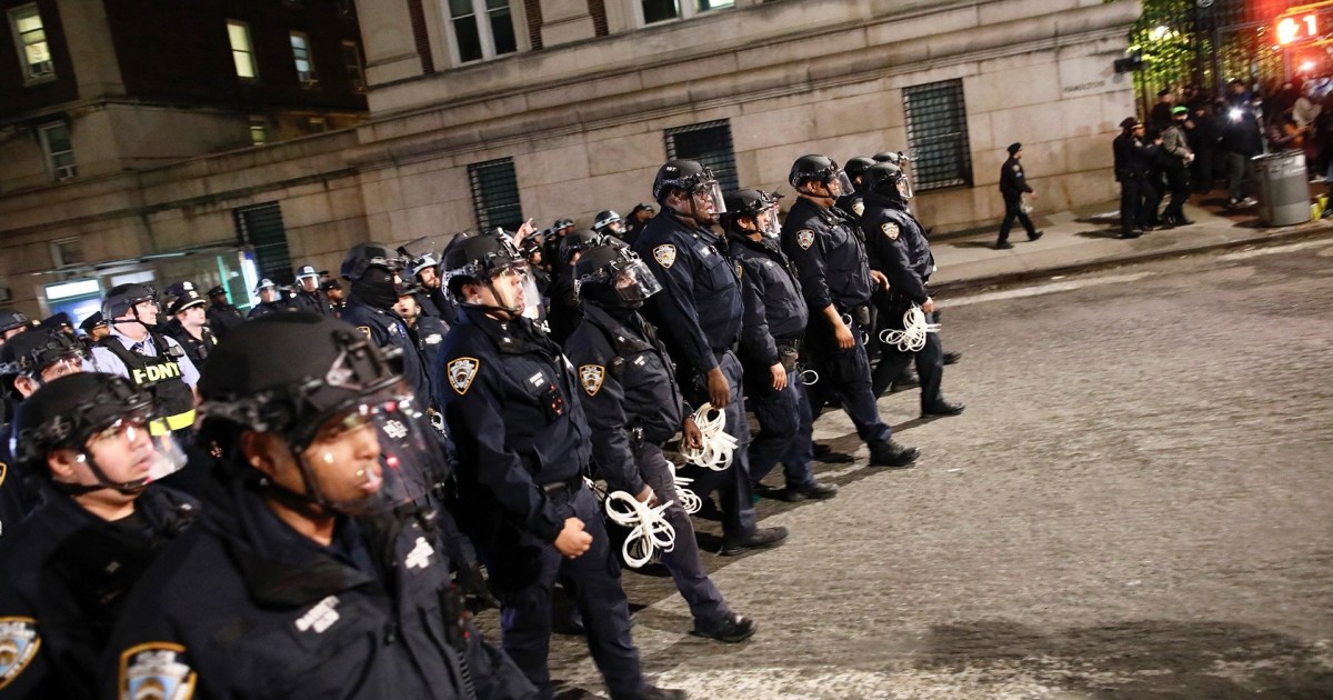 NYPD officers in full riot gear descend on Columbia University campus to clear protesters [Video]