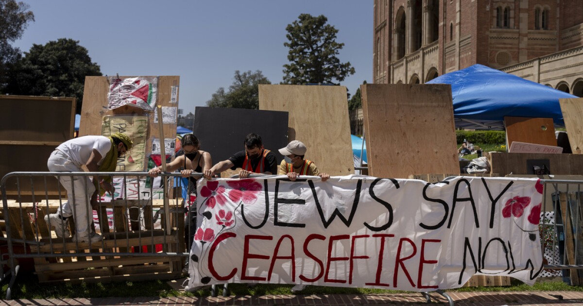 Police clash with pro-Palestinian protesters at UCLA as campus protests grow [Video]