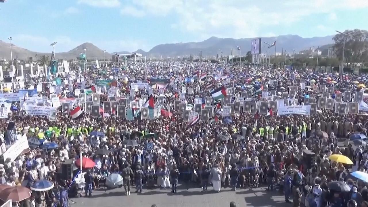 Tens of thousands protest in Sanaa in support of Palestinians in Gaza [Video]