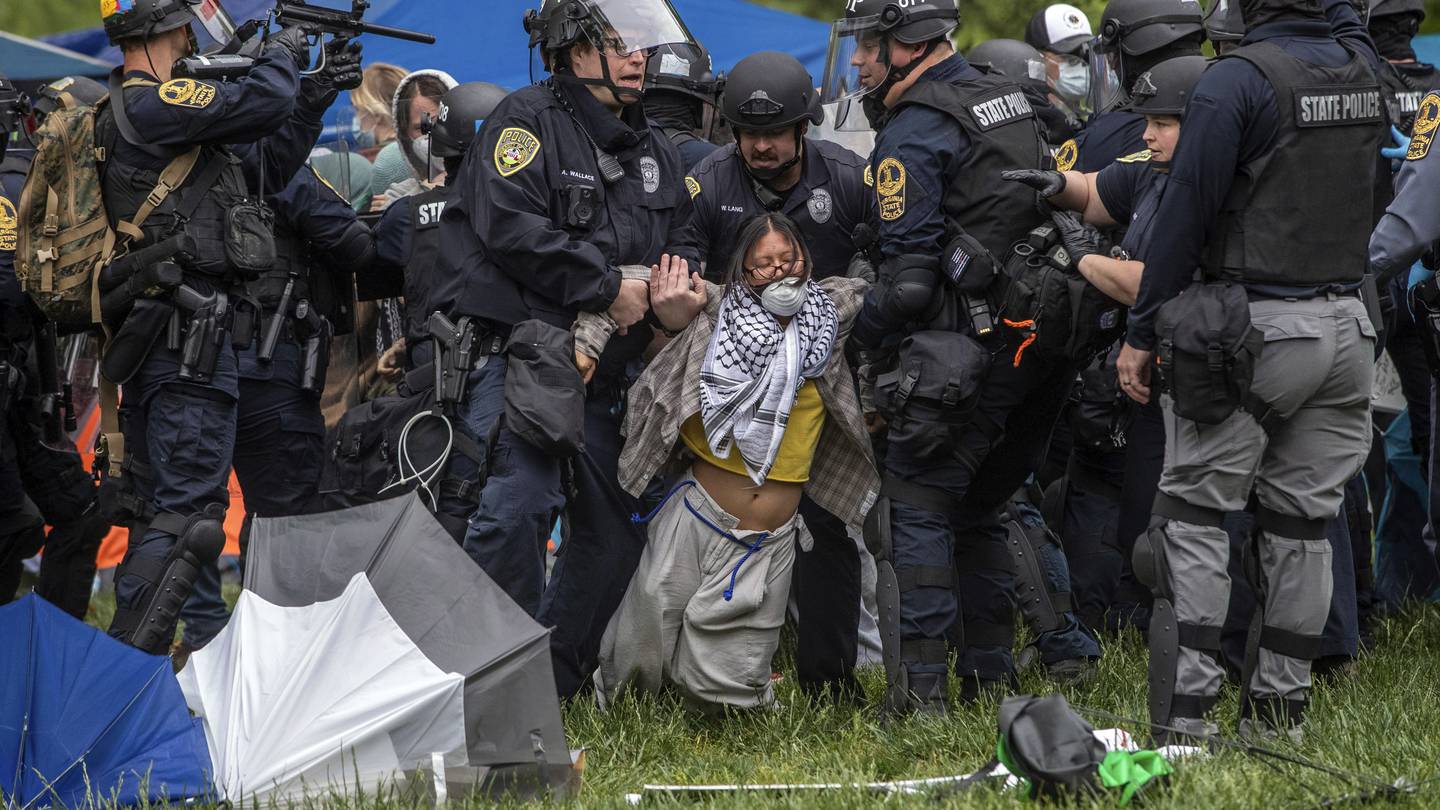 25 arrested at University of Virginia after police clash with pro-Palestinian protesters  WHIO TV 7 and WHIO Radio [Video]