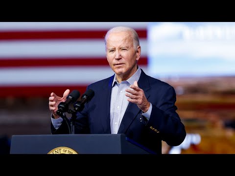 Biden arrives in North Carolina, honors fallen officers [Video]