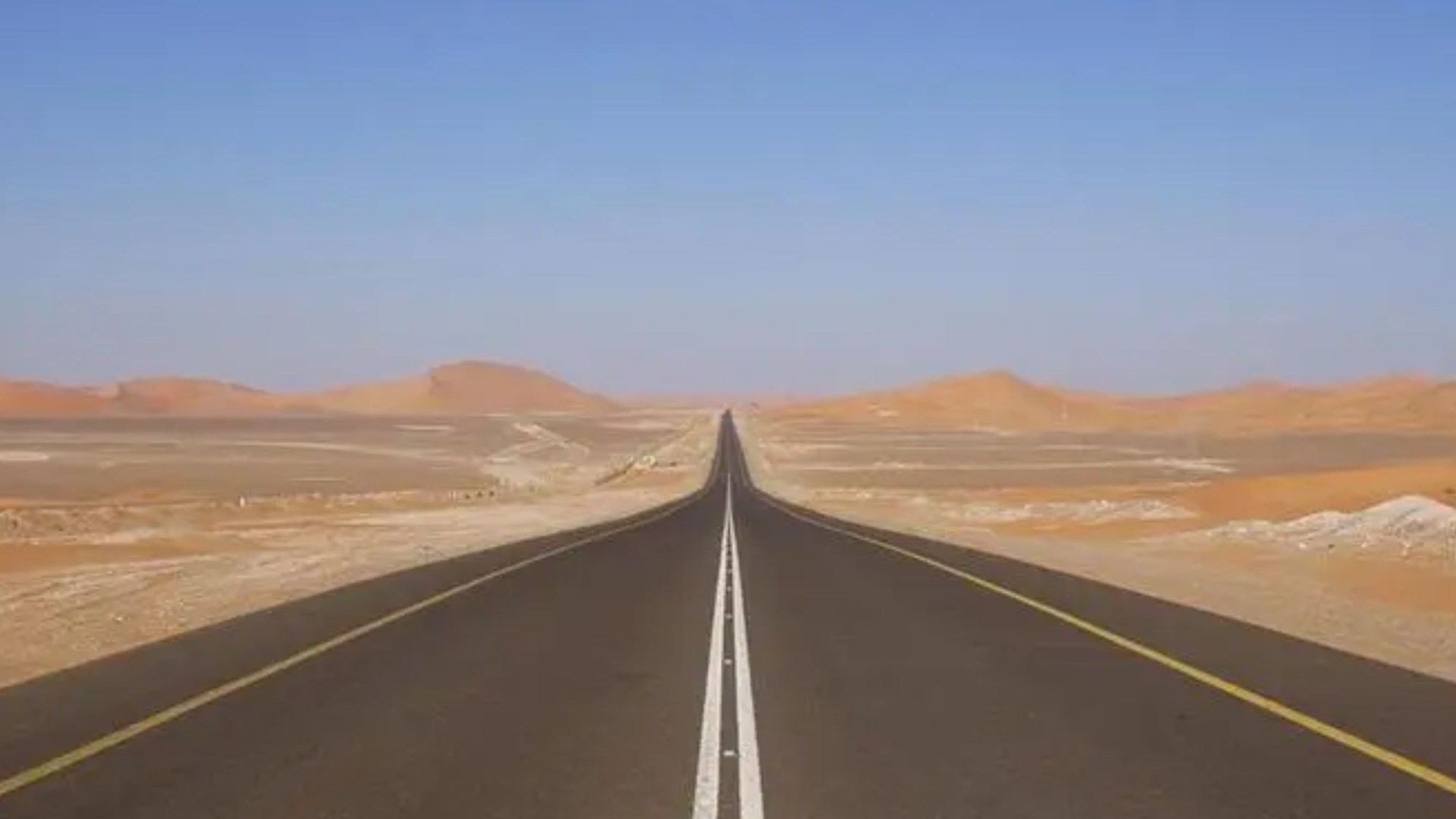 Worlds longest stretch of straight road built across desert as king’s private track & takes 2 HOURS to travel across [Video]