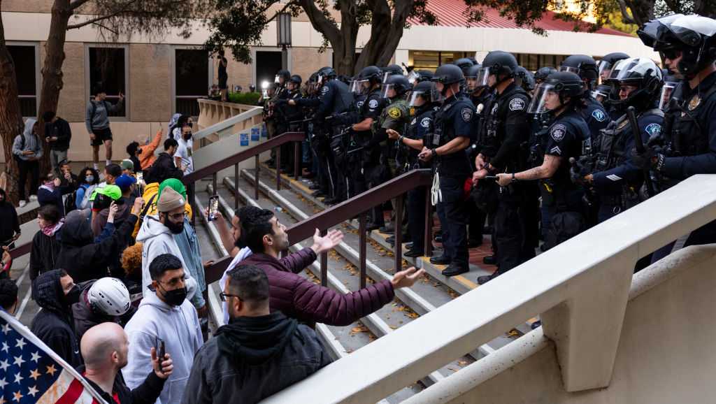 Law enforcement detains at least a dozen protesters at UC Irvine, as they clear encampment [Video]
