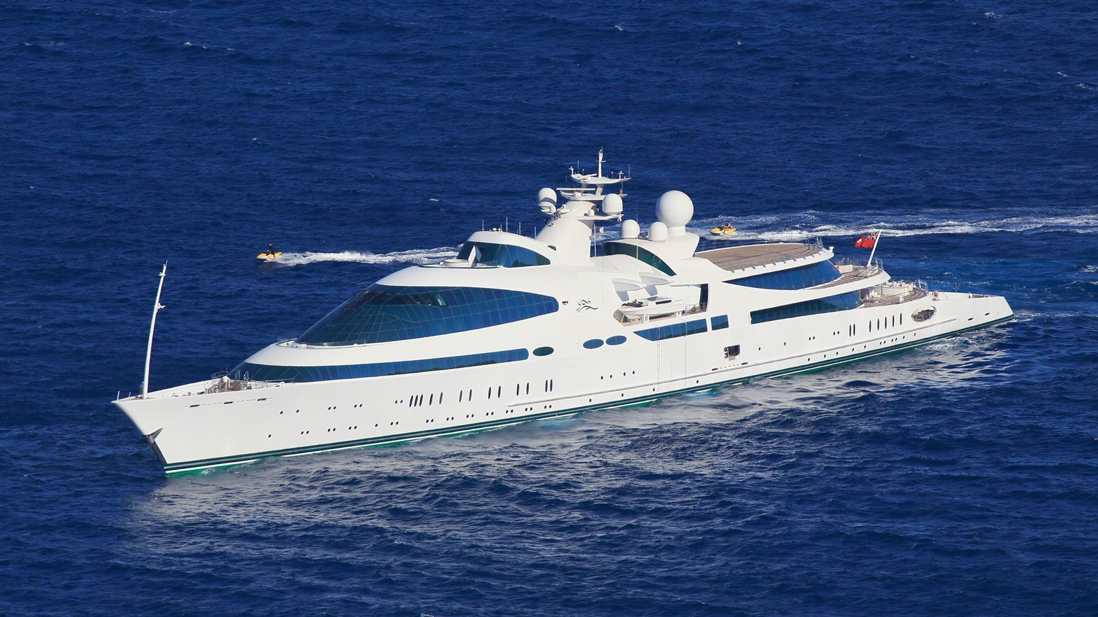 Yacht watchers excited at unscheduled stop of 141-metre megayacht owned by the Crown Prince of Dubai in Malaga – its second in a year [Video]