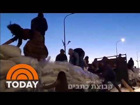 US aid arrives in Gaza but protesters block or attack some convoys [Video]