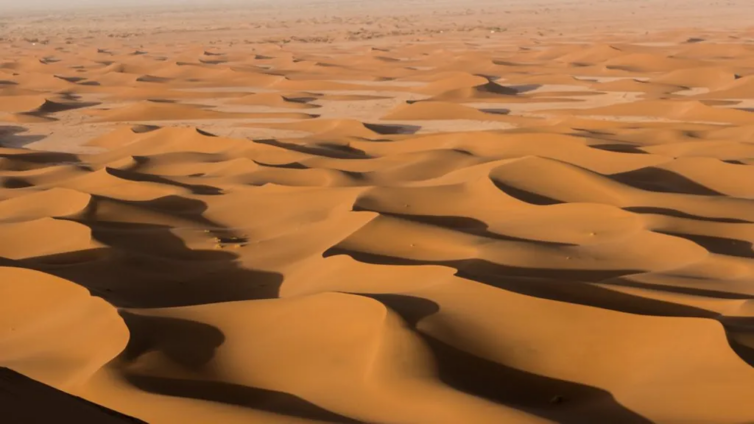 English teacher ditches the 9 to 5 to lead treks across the desert [Video]