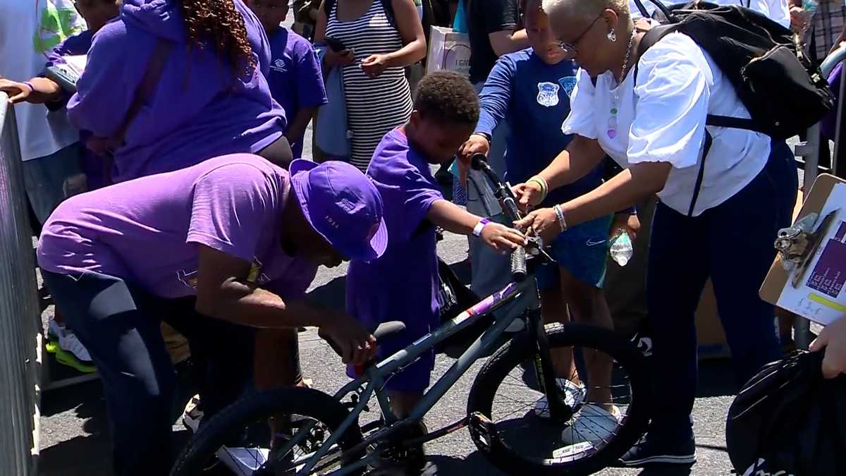 Jordan’s Furniture donates new bicycles to more than 1,000 kids [Video]