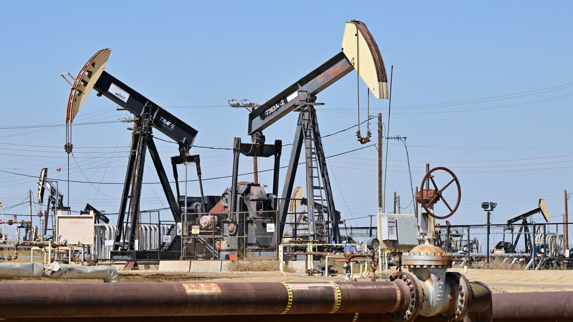 Oil inches up as war jitters outweigh surprise build in U.S. crude stocks [Video]