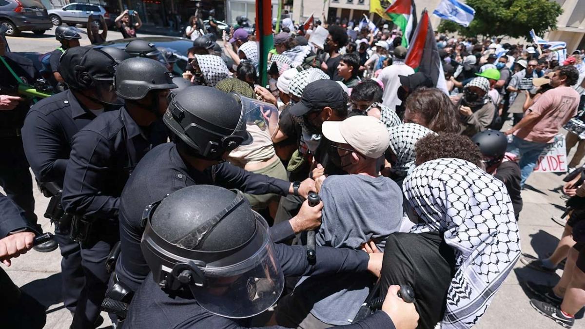 Violence breaks out after anti-Israel agitators surround LA synagogue, clash with Israel supporters [Video]