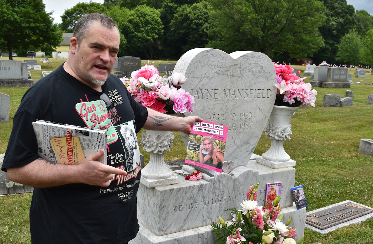 Graveside in the Slate Belt, New Jersey man still honors Jayne Mansfields life [Video]