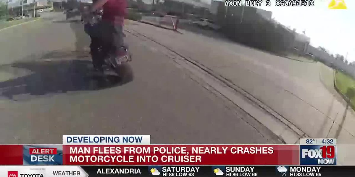 Motorcycle crashes into police car during chase [Video]
