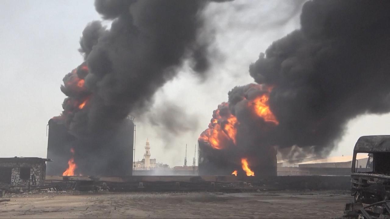 Fire continues after Israeli airstrikes on Yemen’s Hodeidah port [Video]